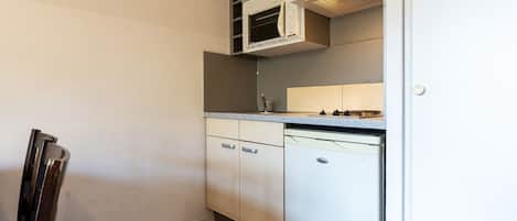 Fridge, microwave, oven, coffee/tea maker
