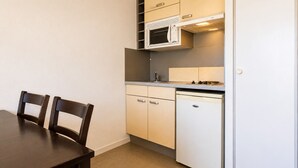 Coffee/tea maker, fridge, microwave, oven - Air-conditioned flat for 4 people, with a swimming pool and balcony (Grasse)