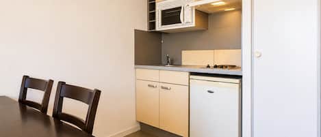 Fridge, microwave, oven, coffee/tea maker