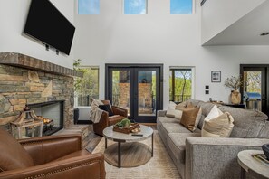 Smart TV, chimenea y videojuegos