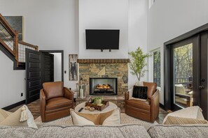 Living area - Luxury Cabin/ 3 min to Winery/ Hot tub/ 3 Fireplaces/ 3 Masters/ Pizza Oven (Talking Rock)