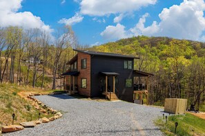 Exterior - Luxury Cabin/ 3 min to Winery/ Hot tub/ 3 Fireplaces/ 3 Masters/ Pizza Oven (Talking Rock)