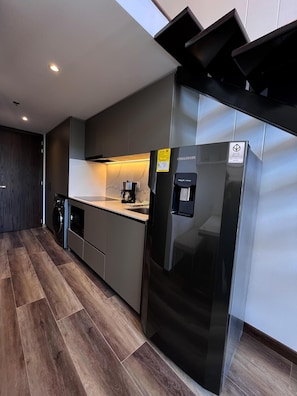 Duplex | Private kitchen | Microwave, oven, cookware/dishes/utensils - Travelers Smart Suites - TAJ 97 (Bogotá)