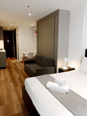 Desk, free WiFi - Travelers Smart Suites - TAJ 97 (Bogotá)
