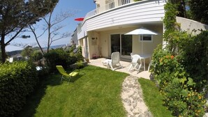 A house with a patio, a lawn, and a stone pathway. - Sea, Relaxation and Pink Granite / 3-person apartment 300m from the beach (Trébeurden)