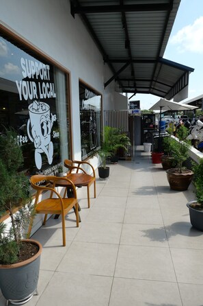 Outdoor dining - Studio room that is clean, quiet, and comfortable. (Nong Prue)