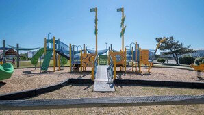Un parc infantil amb tobogans i estructures per escalar.