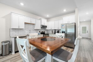 Executive House, 4 Bedrooms, Patio | In-room dining