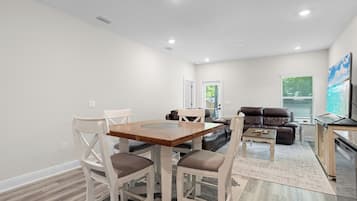 Executive House, 4 Bedrooms, Patio | In-room dining