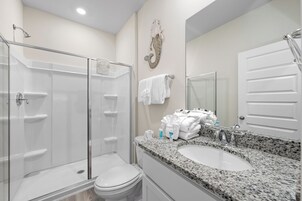 Casa executiva, 4 quartos, varanda | Banheiro | Banheira e chuveiro separados, produtos de toalete grátis
