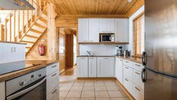 Villa, 3 Bedrooms, Balcony, Mountain View | Bahagian dalam