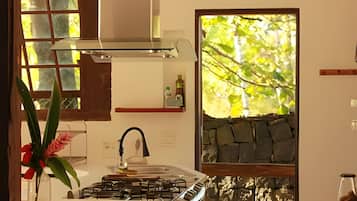 Refrigerador em uma área comum, micro-ondas em uma área comum