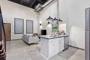 Living area - Lambeau Loft - Downtown GB & KI Convention (Green Bay)