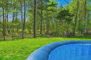 Property grounds - Catskills getaway with all modern comforts (Kerhonkson)