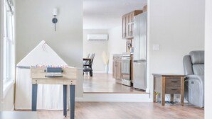 A modern living space with a dining area, kitchen, and a relaxation area with a recliner. - Catskills getaway with all modern comforts (Kerhonkson)