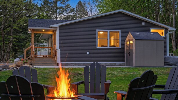 A cabin with a fire pit, outdoor seating, and a covered porch. - Catskills getaway with all modern comforts (Kerhonkson)