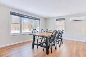Dining - Catskills getaway with all modern comforts (Kerhonkson)