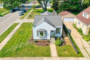 Exterior - AfterWIRTZ - Walking distance to Lambeau/Resch Ctr (Green Bay)