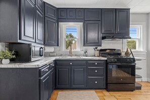 Fridge, microwave, oven, stovetop - AfterWIRTZ - Walking distance to Lambeau/Resch Ctr (Green Bay)