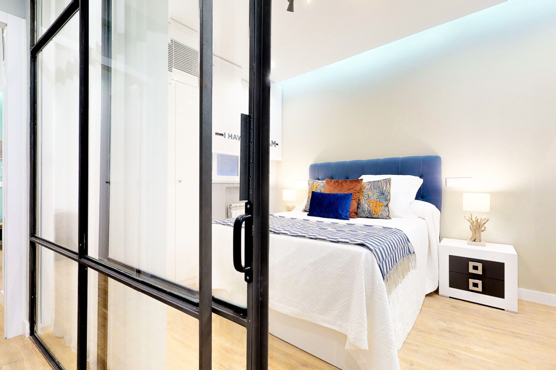 2 habitaciones, tabla de planchar con plancha y ropa de cama 