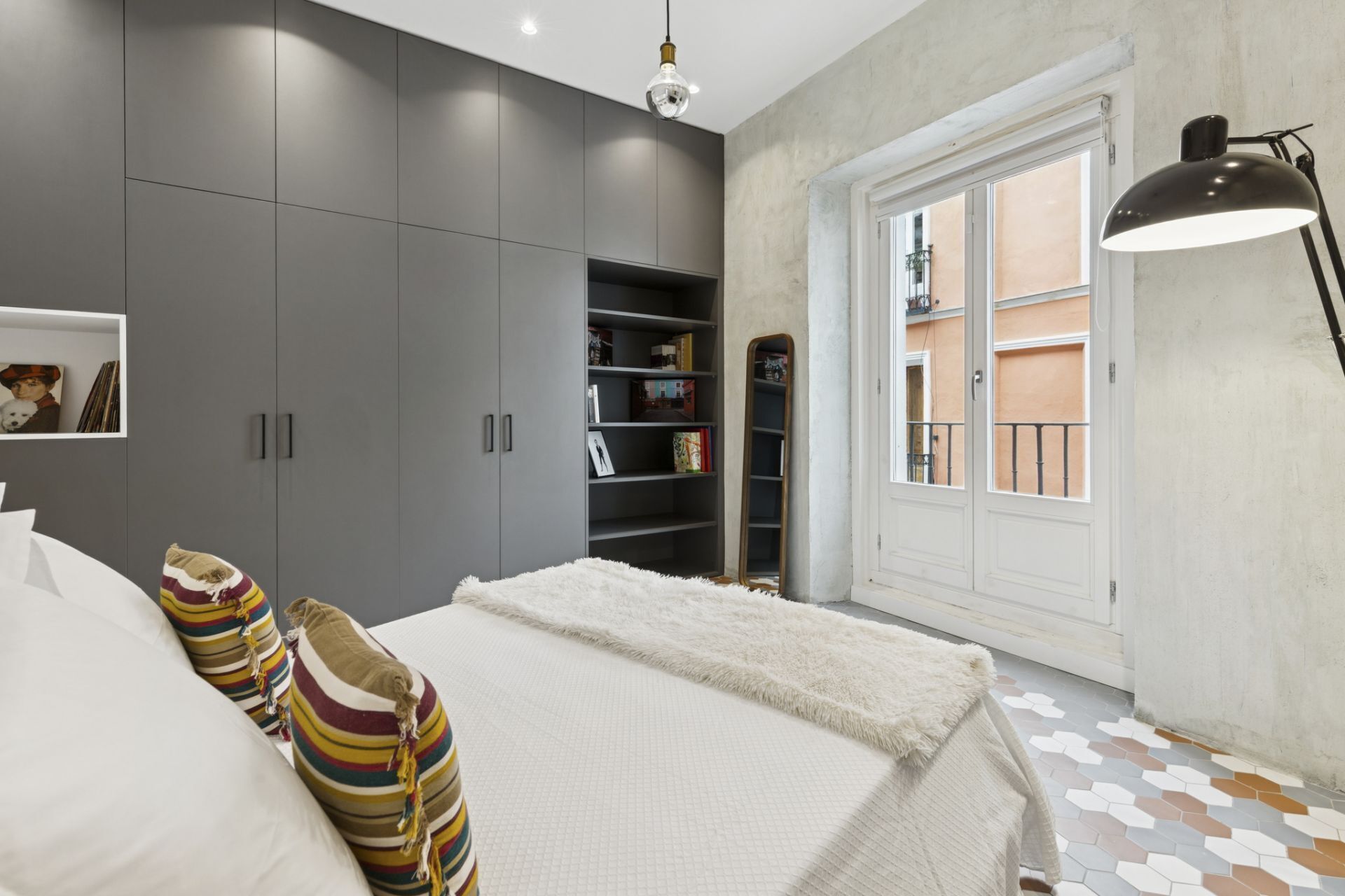 2 habitaciones, tabla de planchar con plancha y ropa de cama 