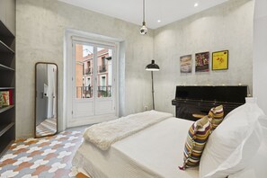 2 bedrooms, iron/ironing board, bed sheets - Stylish Apartment in the Heart of Malasaña (Madrid)