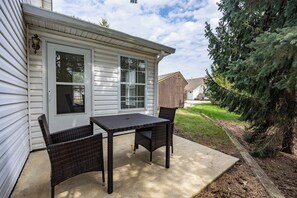 Outdoor dining - Keystone Garden Villa A (Indianapolis)