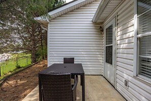 Outdoor dining - Keystone Garden Villa A (Indianapolis)