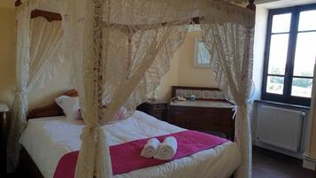 5 bedrooms, iron/ironing board, WiFi, bed sheets