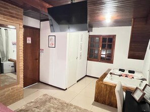 Quarto casal superior, banheiro privativo, vista para o jardim | Wi-Fi de cortesia