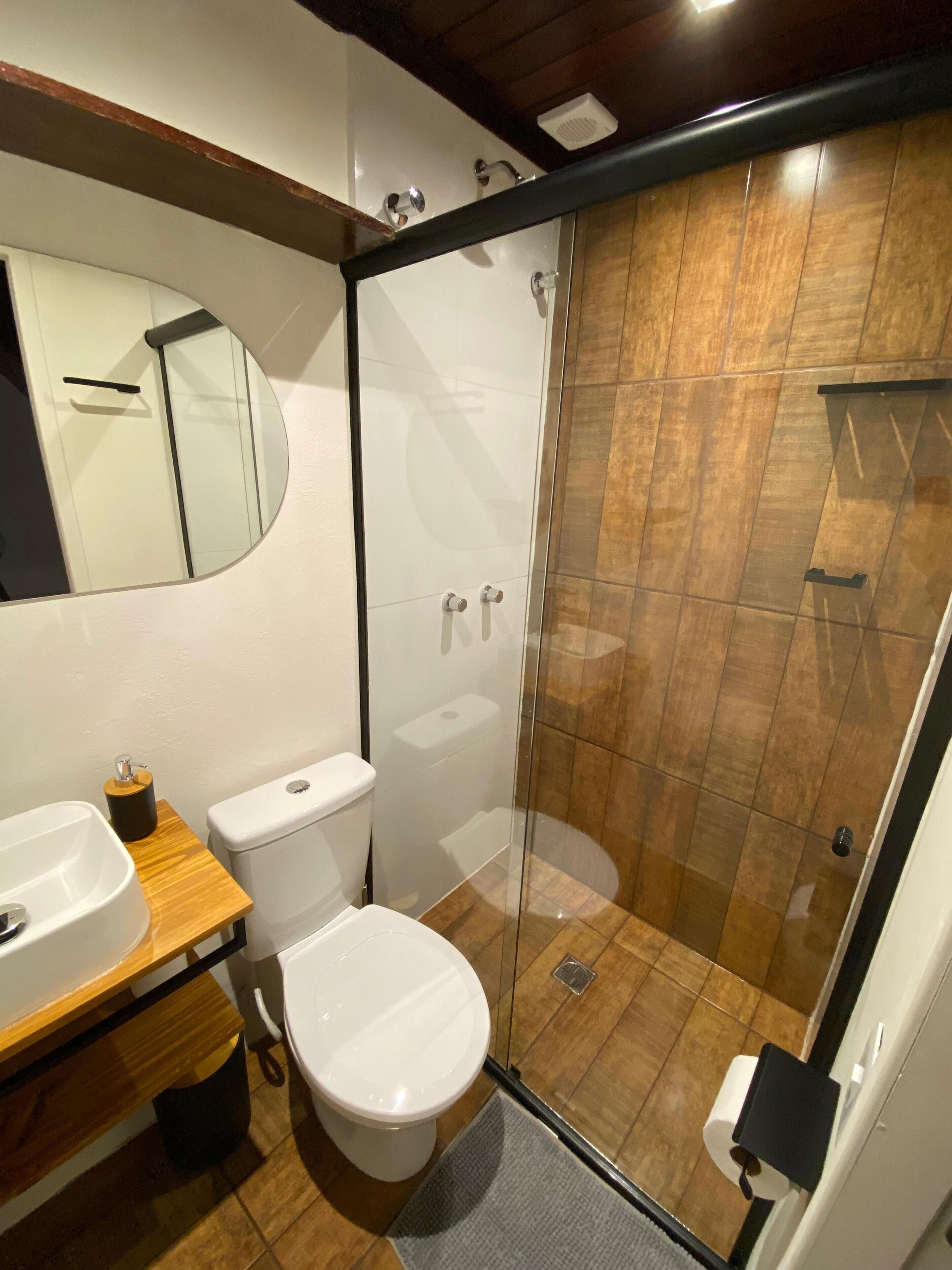 Quarto casal superior, banheiro privativo, vista para o jardim | Banheiro