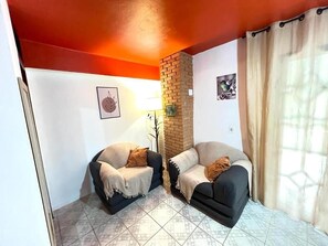 Deluxe Suite, Garden View | Ruang tamu