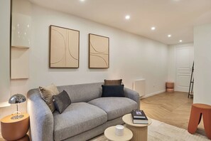 Apartment | Living area - Modern Apartment Center of Paris Montmartre (Paris)