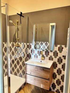 Bathroom - Vrbo Property (Prissé)