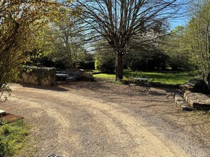 Outdoor dining - Vrbo Property (Prissé)