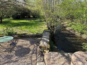 Outdoor dining - Vrbo Property (Prissé)