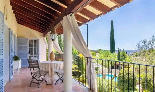 Outdoor dining - Villa 'Son Gil - Garriga De Dalt' with Private Pool, Wi-Fi and Air Conditioning (Sa Cabaneta)