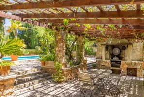 Outdoor dining - Villa 'Son Gil - Garriga De Dalt' with Private Pool, Wi-Fi and Air Conditioning (Sa Cabaneta)