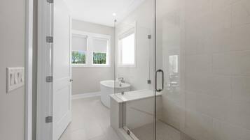 House, Multiple Beds (Paddle Pointe) | Bathroom