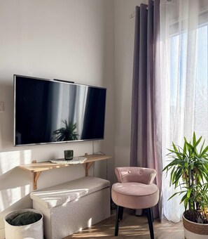 Living area - Tranquiloue - Appart Cocooning - 20min Puy du Fou (Les Herbiers)