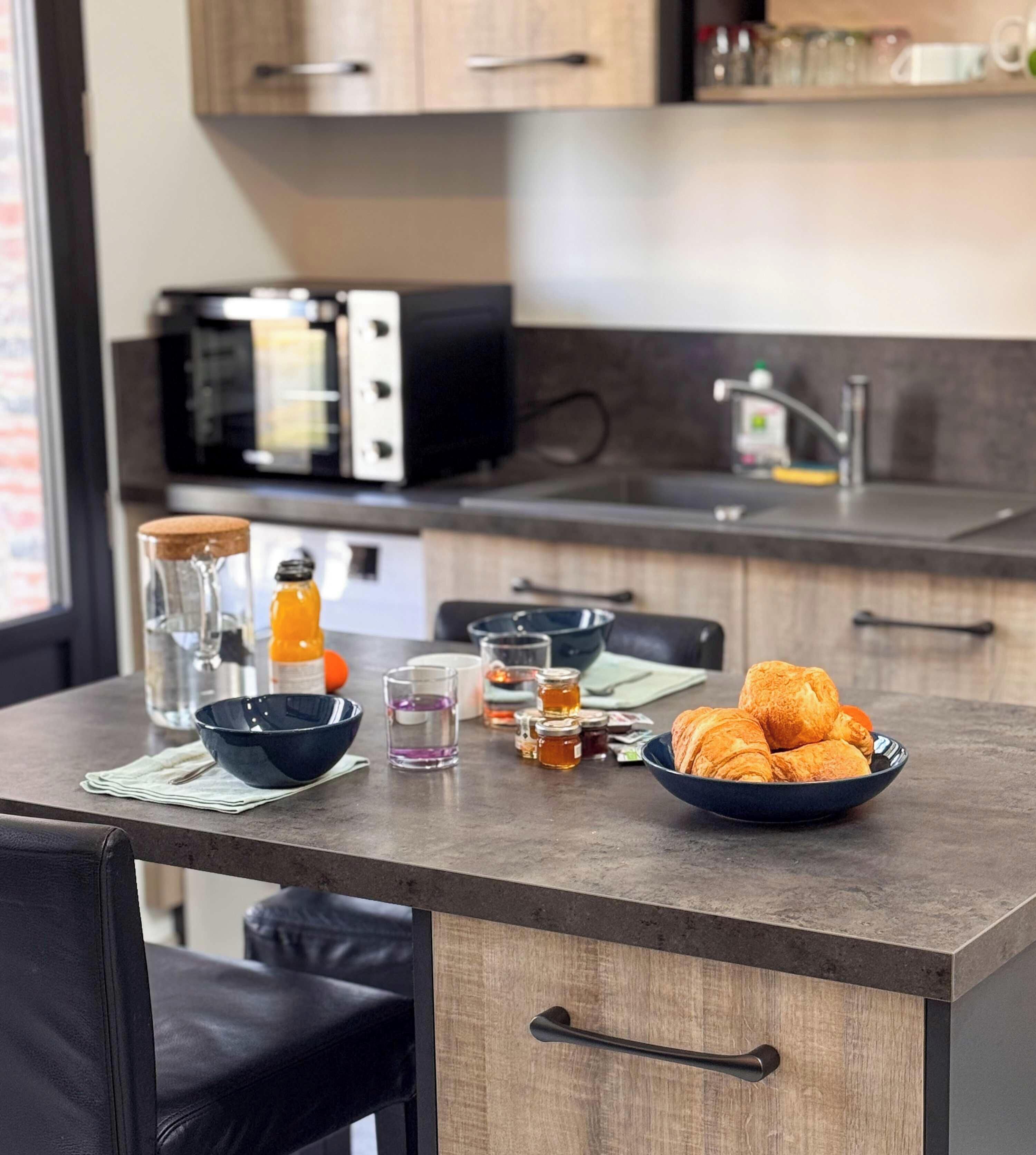 Microwave, oven, coffee/tea maker, electric kettle