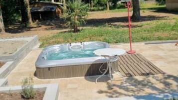 Bañera de hidromasaje exterior