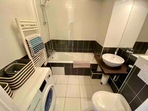 Hair dryer, towels - Montebello (Paris)
