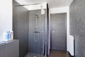 Shower, towels - Modern T2 Apartment in Cannes – Steps from the Beach and La Croisette (Cannes)