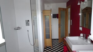 Shower, hair dryer, towels - Apartment '1' with Sea View, Shared Garden and Wi-Fi (Gstadt am Chiemsee)