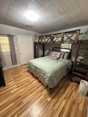 Room - Escape to this perfect 3BR, 2BA spacious lakeside cabin! (Coffeeville)