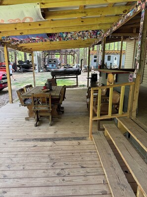Outdoor dining - Escape to this perfect 3BR, 2BA spacious lakeside cabin! (Coffeeville)