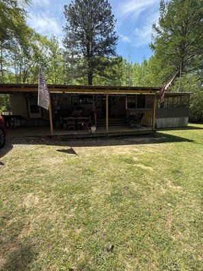Exterior - Escape to this perfect 3BR, 2BA spacious lakeside cabin! (Coffeeville)