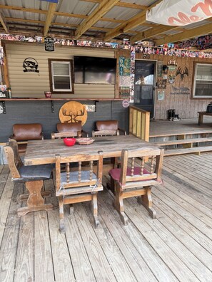 Outdoor dining - Escape to this perfect 3BR, 2BA spacious lakeside cabin! (Coffeeville)