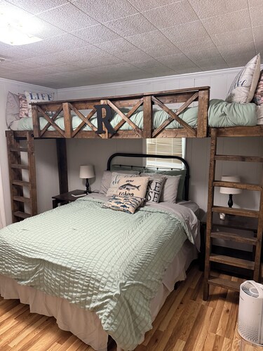 Escape to this perfect 3BR, 2BA spacious lakeside cabin!